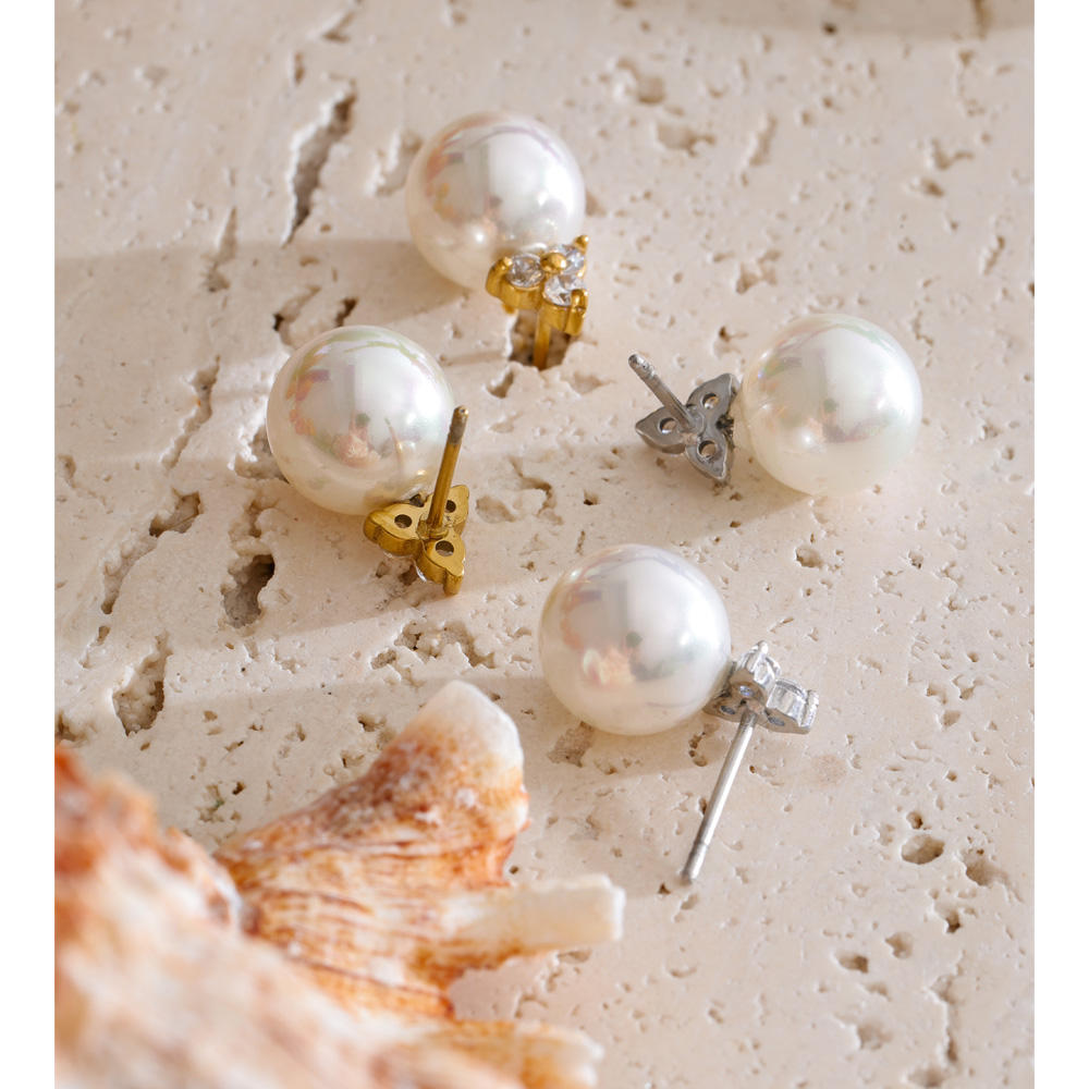 Luna Pearl Stud Earrings