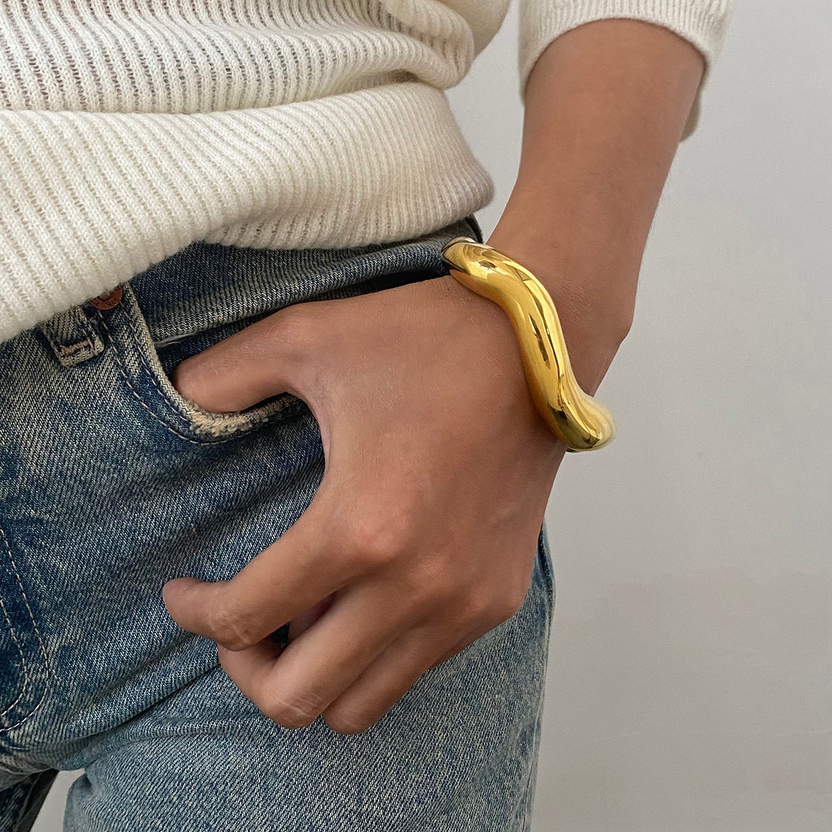 Minimal Gold Wave Bangle Bracelet